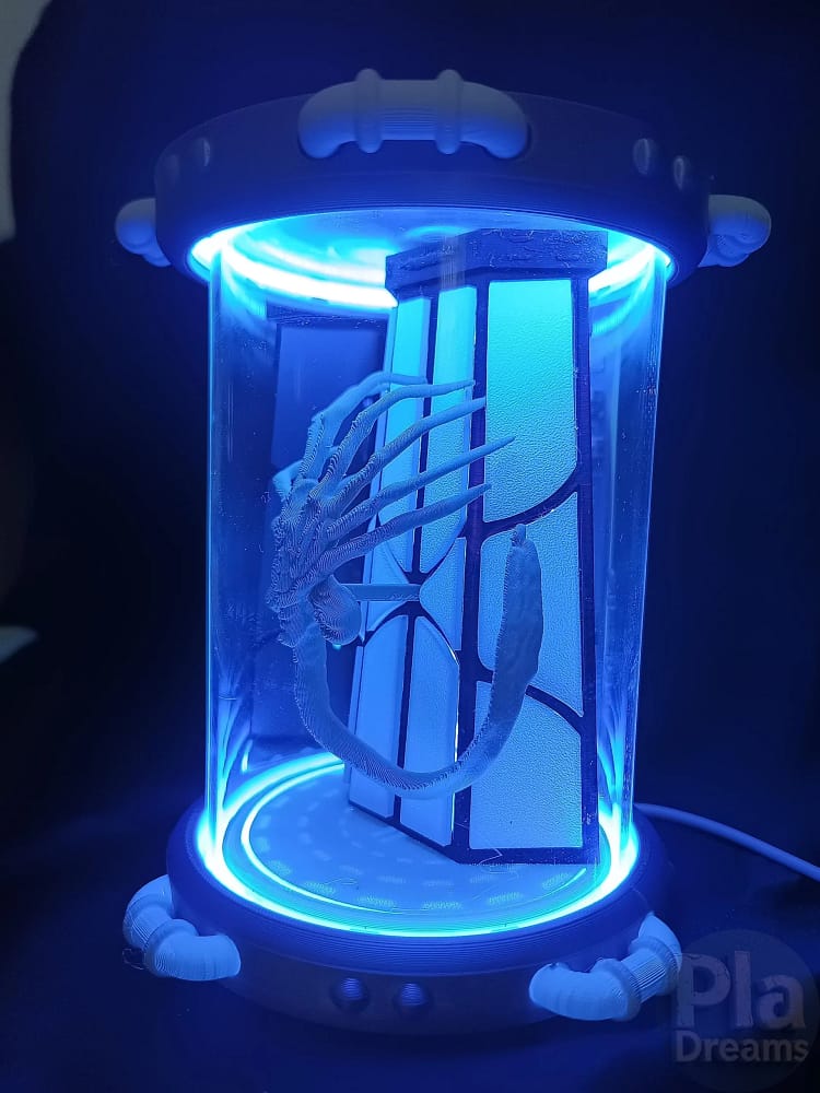 Xenomorph Facehugger Prop: Alien Movie Replica in Glass Incubator - Image 9