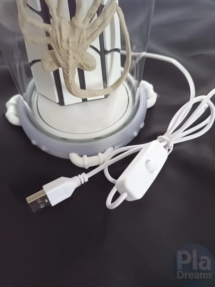 Xenomorph Facehugger Prop: Alien Movie Replica in Glass Incubator - Image 7